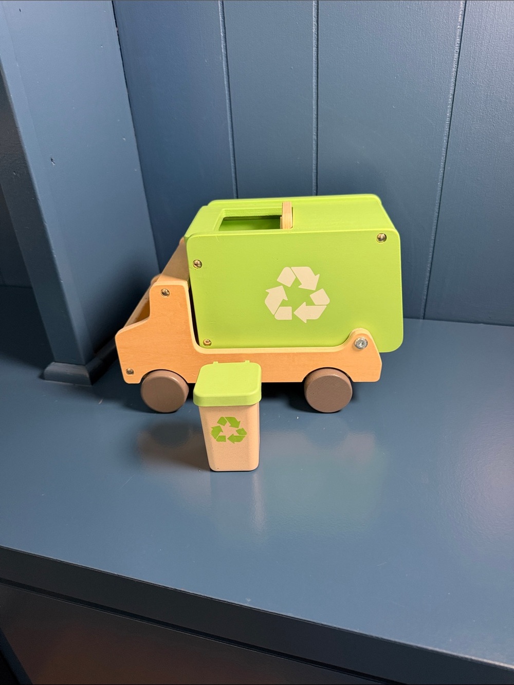 Wooden Green Recycling Truck Toy with Matching Bin
